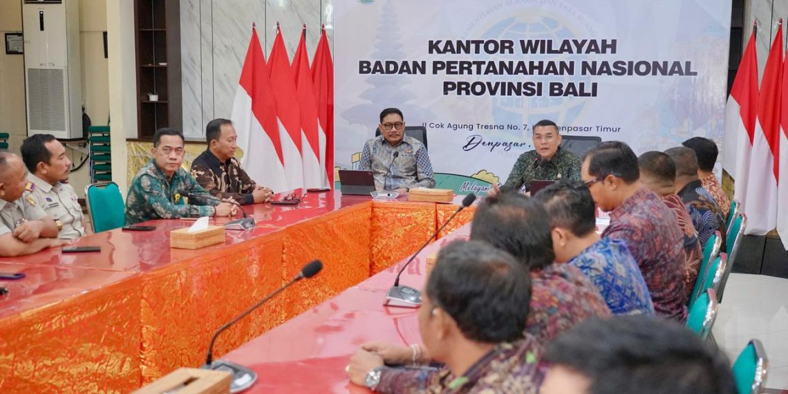 Apresiasi Capaian Jajaran di Bali, Wamen Ossy Tekankan Pentingnya Peningkatan Kualitas Pelayanan dan Data Pertanahan