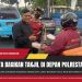 SatSamapta bagikan Takjil kepada Masyarakat di depan Polres Sukabumi Kota
