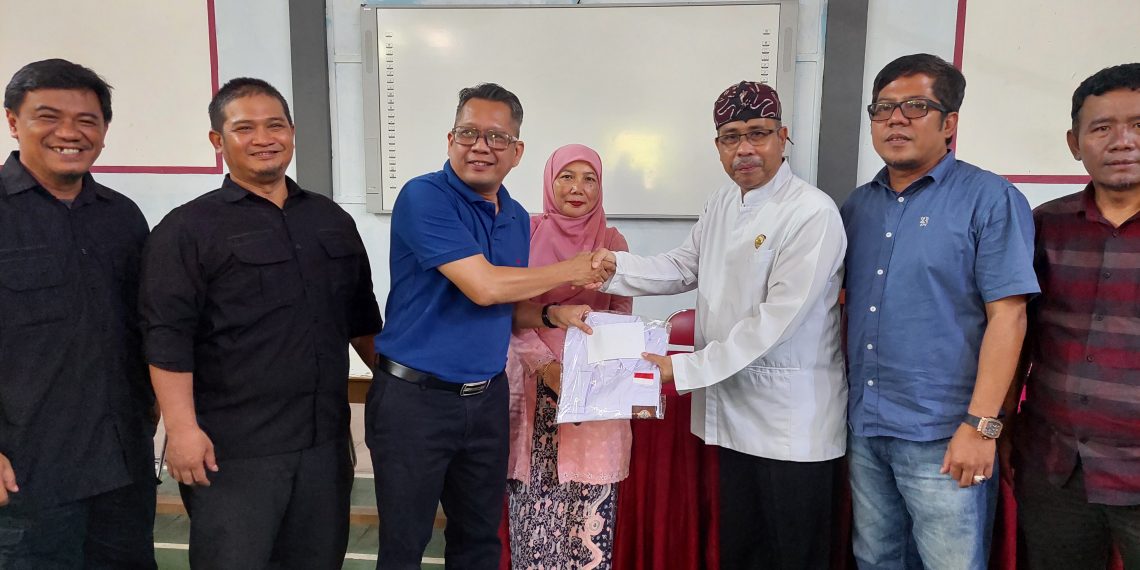 IKA SMAN 3 Sukabumi Konsisten Jalankan Program “Nyaah Ka Adi”, Salurkan Bantuan Seragam untuk Siswa Kurang Mampu