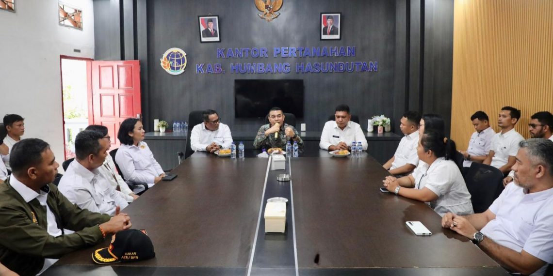 Kunjungi Kantah Kabupaten Humbang Hasundutan, Wamen Ossy Tekankan Pentingnya Akurasi Data Pertanahan