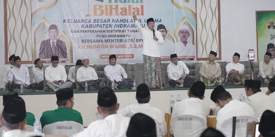 Menteri Nusron Hadiri Halalbihalal dan Penyerahan Sertipikat Tanah Wakaf PCNU Indramayu