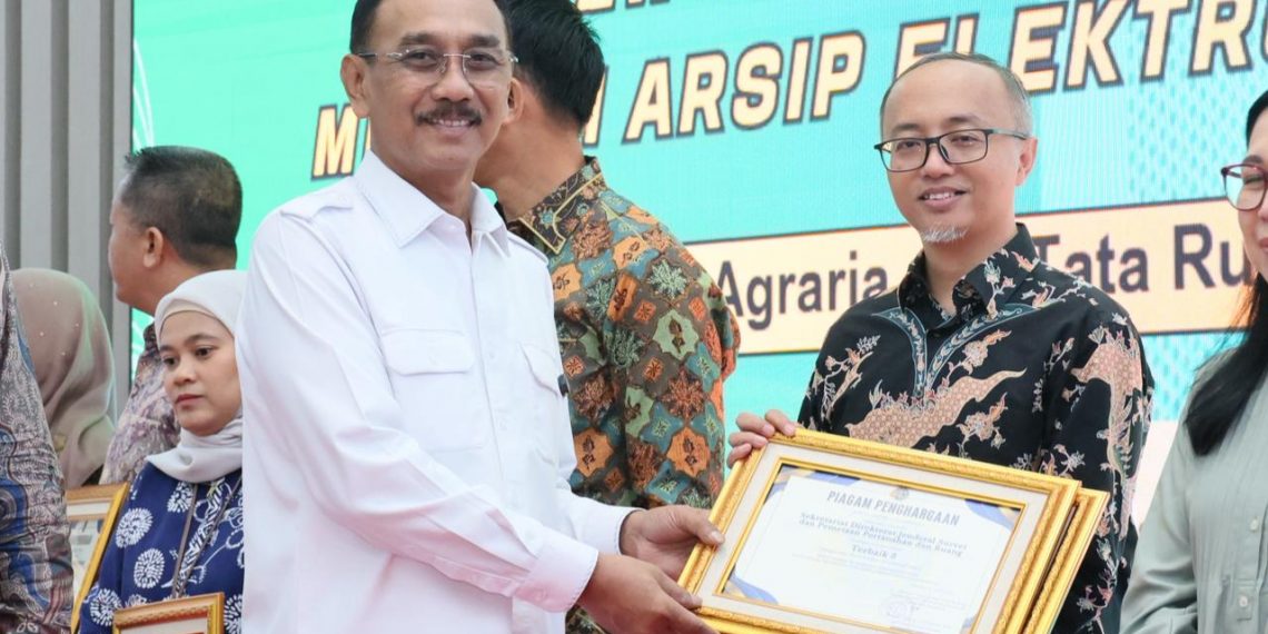 Bangun Motivasi Jajaran, Sekjen Kementerian ATR/BPN Beri Penghargaan kepada Satker Pengelola Kearsipan Terbaik
