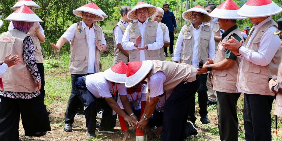 Pasang Patok, Cara Sederhana Cegah Sengketa Tanah dengan Tetangga