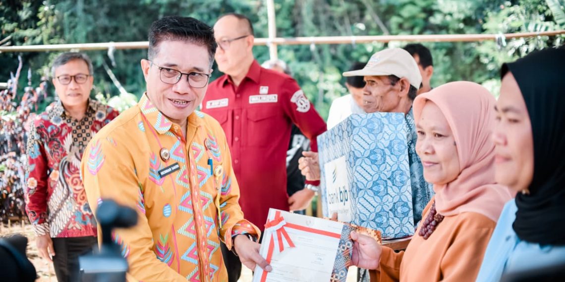 Sertipikat Konsolidasi Tanah Diserahkan, 61 Bidang di Cipelang Herang Kini Miliki Kepastian Hukum