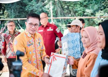 Sertipikat Konsolidasi Tanah Diserahkan, 61 Bidang di Cipelang Herang Kini Miliki Kepastian Hukum