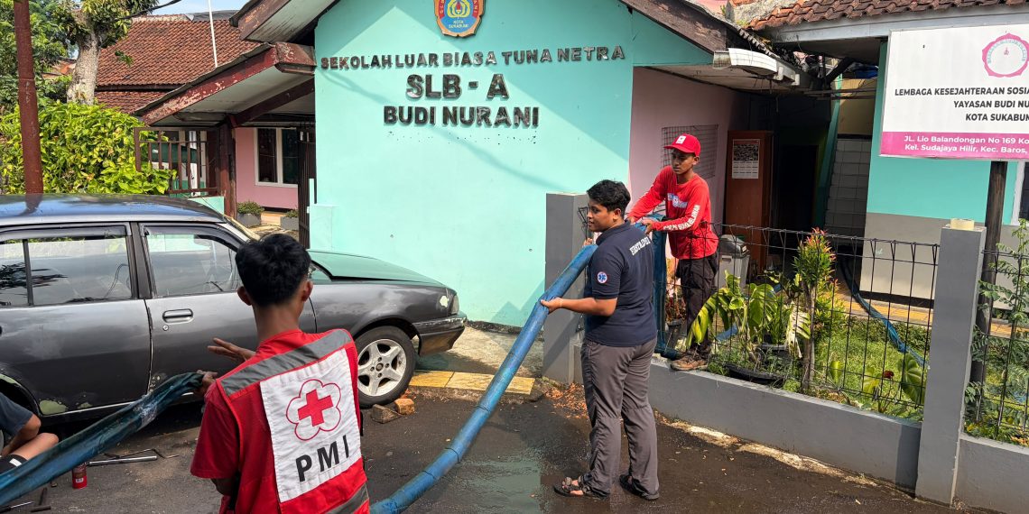 Meski Akses Jalan Terbatas, PMI Salurkan Bantuan Air Bersih untuk Panti Tuna Netra Budi Nurani