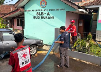 Meski Akses Jalan Terbatas, PMI Salurkan Bantuan Air Bersih untuk Panti Tuna Netra Budi Nurani