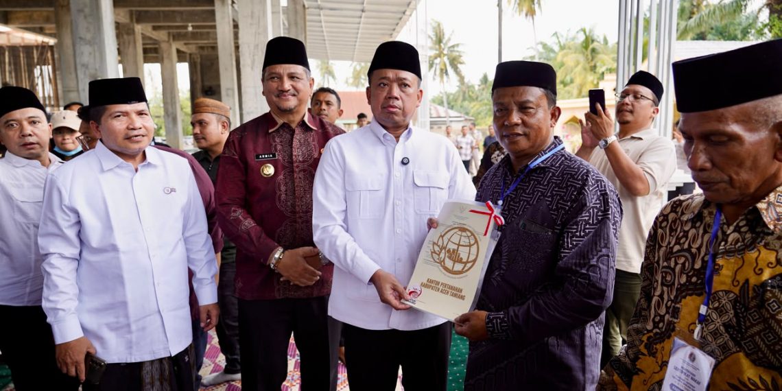 Menteri Nusron Serahkan Sertipikat Wakaf dan Bantuan dari MUI untuk Masjid Salman Alfarisi Aceh Tamiang