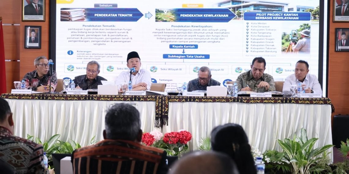 Beri Pengarahan Soal Layanan di Kanwil BPN Provinsi NTT, Menteri Nusron: Gunakan Sudut Pandang Masyarakat