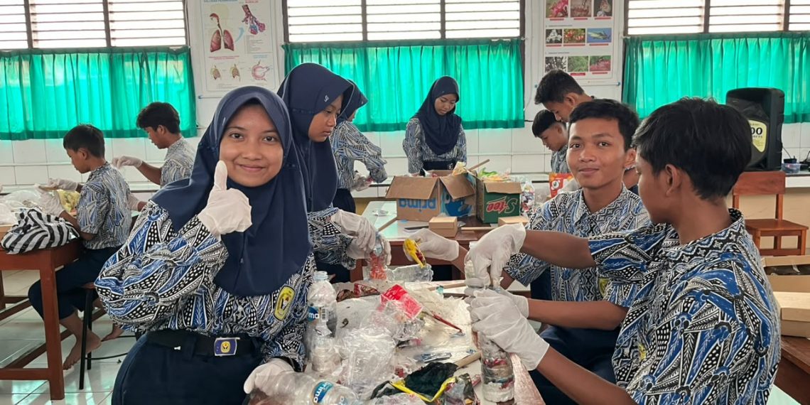 Pertamina Patra Niaga Ajak Pelajar Balongan Wujudkan Sekolah Peduli Lingkungan melalui Eco Brick