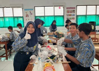 Pertamina Patra Niaga Ajak Pelajar Balongan Wujudkan Sekolah Peduli Lingkungan melalui Eco Brick