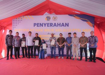 Wamen Ossy Serahkan Sertipikat bagi MBR di Kalsel, Dukung Penyediaan Rumah Layak Huni Lewat Legalitas Tanah
