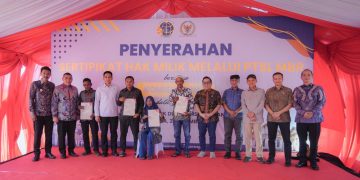 Wamen Ossy Serahkan Sertipikat bagi MBR di Kalsel, Dukung Penyediaan Rumah Layak Huni Lewat Legalitas Tanah