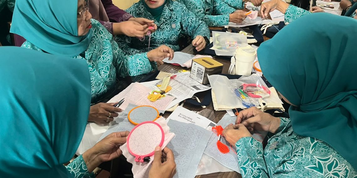 Berdayakan Perempuan dan Lansia, Pertamina Patra Niaga RJBB Kembangkan Seni Fashion Berbasis Limbah Tekstil